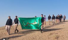 اهتزاز پرچم امام حسین(ع) توسط بسیجیان پیرانشهر در ارتفاعات میاندوآب